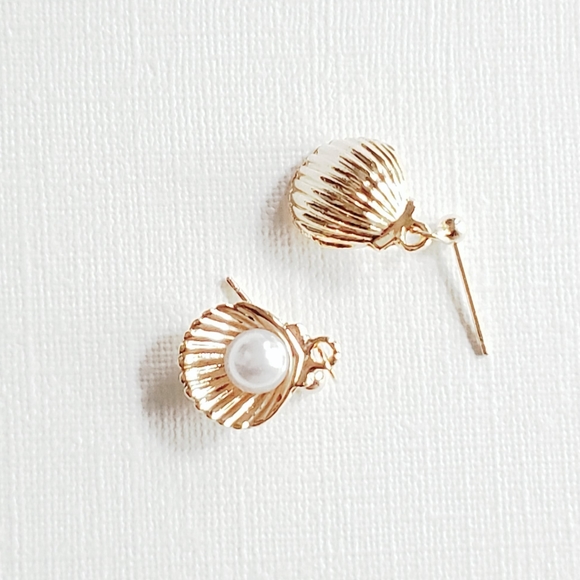 Gold plated ball post shell with pearl earring - Picture 4 of 7